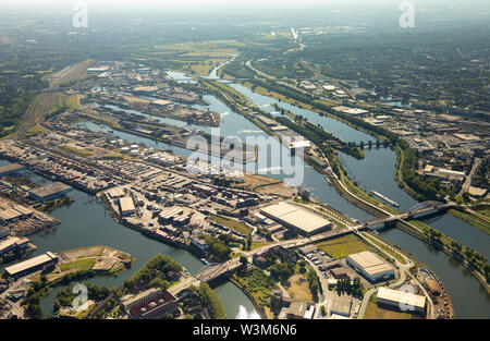 Luftaufnahme der Kohle Hafen am Duisburger Hafen Duisport AG-an-der-Ruhr mit Ruhr Mündung in den Rhein in der Übersicht und Details in Ruhrort in Duisbu Stockfoto