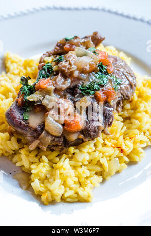 Osso Buco, Kalbfleisch Schäfte, die in Wein mit Mailänder Safranrisotto geschmort werden. Traditionelle Speisen. Stockfoto