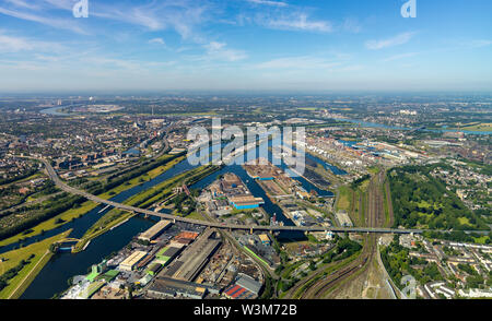 Luftaufnahme der Kohle Hafen mit Brücke Berlin, Autobahn Brücke der Autobahn A 59 im Duisburger Hafen Duisport AG-an-der-Ruhr mit Ruhr Mündung in Th Stockfoto