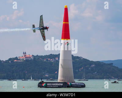 ZAMARDI/UNGARN - 14. JULI 2019: Ben Murphy mit N 540 BM Zivko Edge 540 und fliegen über den Balaton in Tihany in Zamardi Stadt für Red Bull Stockfoto