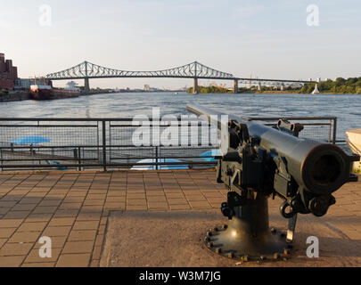 Quebec, Kanada. Die Jacques Cartier Brücke von der Victoria Pier im Hafen von Montreal gesehen. Stockfoto