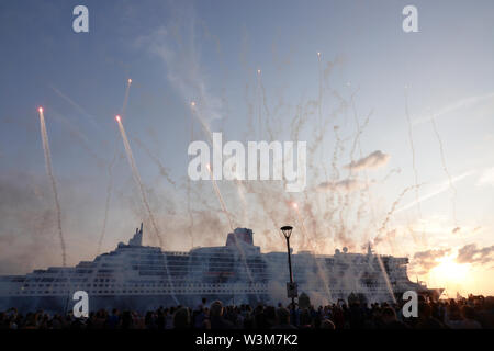 Liverpool, Großbritannien. 16. Juli 2019. Liverpool Massen geben ein brillantes Abschied von der "Queen Mary 2", als sie Liverpool fährt. Die 149.000-Tonnen Schiff das größte Passagierschiff, das jemals gebaut wurde ist auf volle Ansicht heute bei Cruise Liner Terminal der Stadt festgemacht. 300 Passagiere wird Ihr im Rahmen einer transatlantischen Reise nach New York über Reykjavik und Halifax, Nova Scotia. Credit: Ken Biggs/Alamy leben Nachrichten Stockfoto