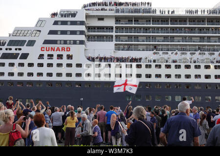 Liverpool, Großbritannien. 16. Juli 2019. Liverpool Massen geben ein brillantes Abschied von der "Queen Mary 2", als sie Liverpool fährt. Die 149.000-Tonnen Schiff das größte Passagierschiff, das jemals gebaut wurde ist auf volle Ansicht heute bei Cruise Liner Terminal der Stadt festgemacht. 300 Passagiere wird Ihr im Rahmen einer transatlantischen Reise nach New York über Reykjavik und Halifax, Nova Scotia. Credit: Ken Biggs/Alamy leben Nachrichten Stockfoto