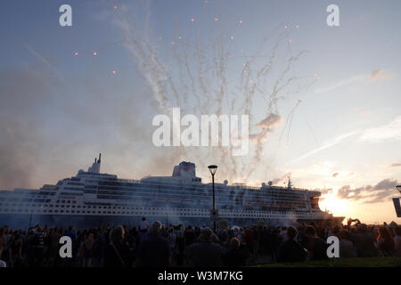 Liverpool, Großbritannien. 16. Juli 2019. Liverpool Massen geben ein brillantes Abschied von der "Queen Mary 2", als sie Liverpool fährt. Die 149.000-Tonnen Schiff das größte Passagierschiff, das jemals gebaut wurde ist auf volle Ansicht heute bei Cruise Liner Terminal der Stadt festgemacht. 300 Passagiere wird Ihr im Rahmen einer transatlantischen Reise nach New York über Reykjavik und Halifax, Nova Scotia. Credit: Ken Biggs/Alamy leben Nachrichten Stockfoto