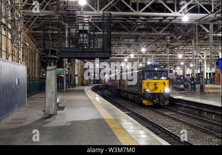 Das Fort William Teil der Highland Caledonian Sleeper Zug warten vom Bahnhof Edinburgh-Waverley abzuweichen. Stockfoto