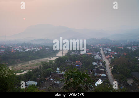 Die Stadt Luang Prabang in Laos gesehen von oben vom Berg Phousi (Phou Si, Phusi, Phu Si) bei Sonnenaufgang.