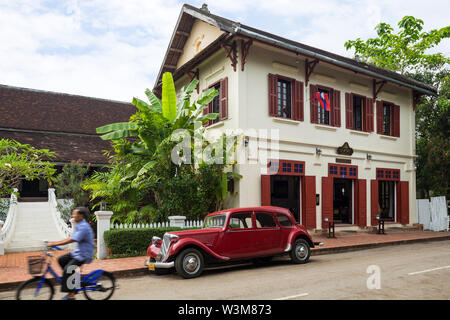 Alte Citroen Traction Avant Auto vor einer alten französischen Kolonialzeit Gebäude auf der Sakkaline Straße in Luang Prabang, Laos geparkt, am Morgen. Stockfoto