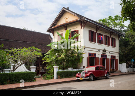 Alte Citroen Traction Avant Auto vor einer alten französischen Kolonialzeit Gebäude auf der Sakkaline Straße in Luang Prabang, Laos geparkt, am Morgen. Stockfoto