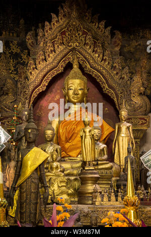 Altar mit vielen goldenen Buddha Statuen in einem buddhistischen Tempel in Luang Prabang, Laos. Stockfoto