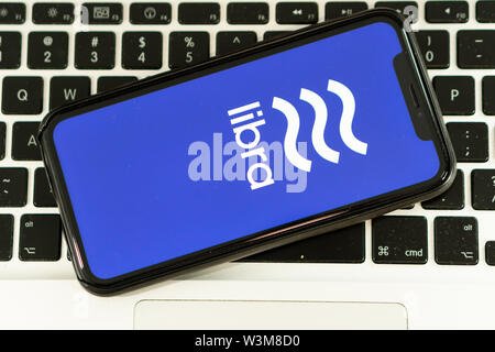 12 Juli 2019, Ljubljana Slowenien - Smartphone mit Waage Logo auf. Facebook Neue globale cryptocurrency für Transaktionen Stockfoto