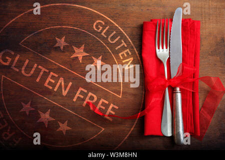 Glutenfrei zertifizierte Menü, das gesunde Essen Konzept. Glutenfreie Stempel und Besteck auf rustikalen Holztisch, Ansicht von oben. Stockfoto