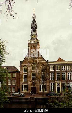 Leiden, Holland, Niederlande, April 18, 2019, St. Louis, Kirche (Heilige Lodewijkkerk) Fassade, front, Dame mit dem Fahrrad und Auto in der Nähe, Kanal in Lei geparkt Stockfoto