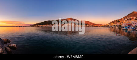 Sonnenaufgang in der Bucht von Kalymnos Stockfoto