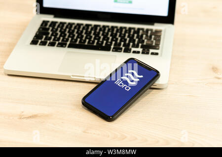 12 Juli 2019, Ljubljana Slowenien - Smartphone mit Waage Logo auf. Facebook Neue globale cryptocurrency für Transaktionen Stockfoto