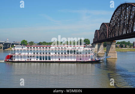 Amerikanische Herzogin Riverboat der American Queen Steamboat Company am Ohio River in Louisville, Kentucky Stockfoto