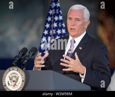 Washington DC, USA. 16. Juli, 2019. U.S. Vice President Mike Pence liefert Erläuterungen während der enthüllung einer Anzeige mit dem Raumanzug von Apollo 11 Astronaut Neil Armstrong am Smithsonian National Air und Space Museum Juli 16, 2019 in Washington, DC. Die Veranstaltung findet im 50. Jahrestag der Einführung der Apollo 11-Mission. Credit: Planetpix/Alamy leben Nachrichten Stockfoto