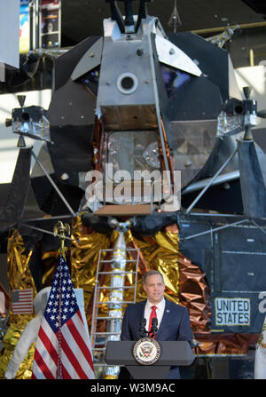 Washington DC, USA. 16th July, 2019. NASA Administrator Jim Bridenstine delivers remarks during the unveiling of a display featuring the spacesuit of Apollo 11 astronaut Neil Armstrong at the Smithsonian National Air and Space Museum July 16, 2019 in Washington, DC. The event marks the 50th anniversary of the launch of the Apollo 11 mission. Credit: Planetpix/Alamy Live News Stockfoto