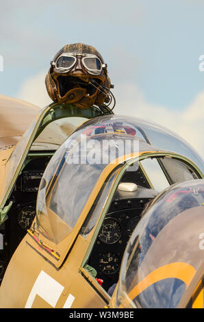 Ein Spitfire (zwei Sitzplätze), bereit für eine Flugschau in Neuseeland, mit offenem Cockpit und Pilotenhelm, der über dem Rückspiegel sitzt Stockfoto