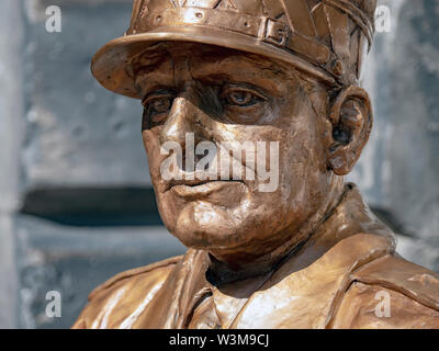 Detail einer Statue von General Stanisław Maczek, polnischen Krieg Held, im City Chambers, Royal Mile, Edinburgh, der Bildhauer war Bronislaw Krzysztof. Stockfoto