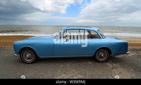 Classic blau Alvis Motor Auto geparkt auf der Strandpromenade. Stockfoto