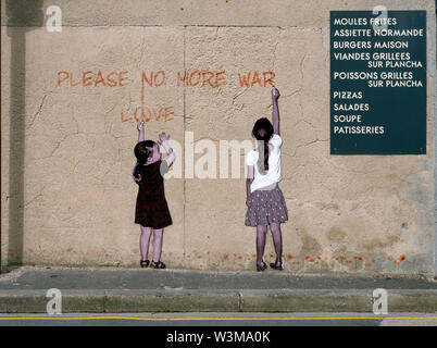 Bitte nicht mehr Krieg, Liebe, eine Wandmalerei in Arromanches, Normandie Frankreich. Stockfoto