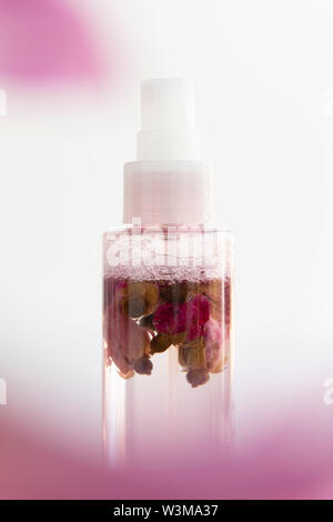 Hautpflege Sprühflasche mit Blumen im Stockfoto
