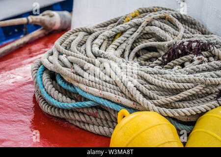 Große Stapel von dicken Seile auf Fischerboot deck, Zakynthos Insel, Griechenland Stockfoto