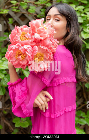 Frau Holding Blumenstrauß Stockfoto