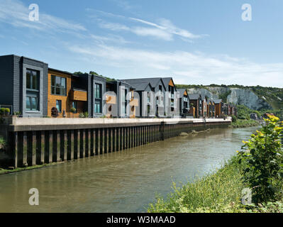 Neue Luxus Riverside Apartments durch den Fluss Ouse, Timberyard Lane, Lewes, East Sussex, England, Großbritannien Stockfoto