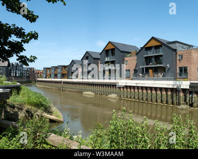 Neue Luxus Riverside Apartments durch den Fluss Ouse, Timberyard Lane, Lewes, East Sussex, England, Großbritannien Stockfoto