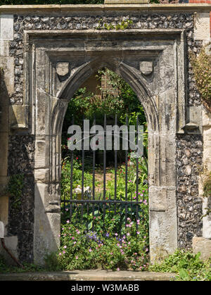 Verlegtes Eingangstor zu Greyfriars Franciscan Friary (siehe auch Alamy Bild W3MABA), Friars Walk, Lewes, East Sussex, England, UK. Stockfoto