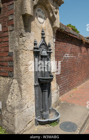 Alte Gusseisen Trinkwasser Brunnen und Pumpe (datiert 1874), Brüder, Lewes, East Sussex, England, Großbritannien Stockfoto