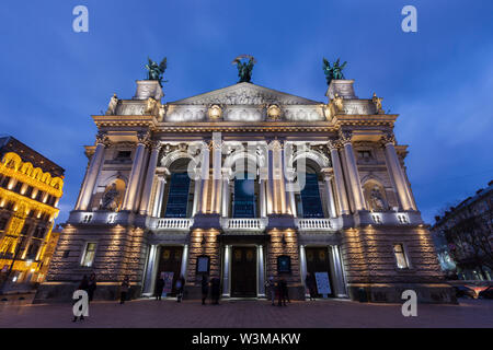 Low Angle View von Lviv Theater für Oper und Ballett bei Sonnenuntergang in Lemberg, Ukraine Stockfoto