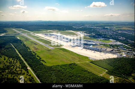 , Luftaufnahme des Flughafen Köln/Bonn "Konrad Adenauer" mit Check-in Gebäuden und Start- und Landebahn, internationaler Flughafen im südöstlichen Teil des