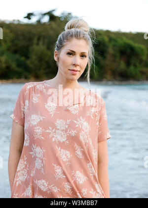 Frau in floralen Muster Kleid am Strand Stockfoto