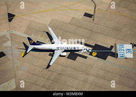 , Luftaufnahme des Flughafen Köln/Bonn "Konrad Adenauer", mit RyanAir Flugzeuge auf dem Vorfeld auf eine Parkposition, Parkplatz Kennzeichnung, internationale Stockfoto