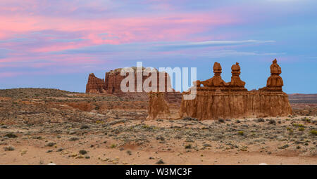 Hoodoos bei Sonnenuntergang im Goblin Valley State Park, Utah, USA Stockfoto