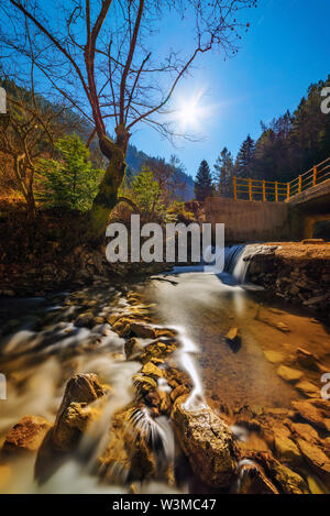 Lange Belichtung von Moonlight im Fluss Stockfoto