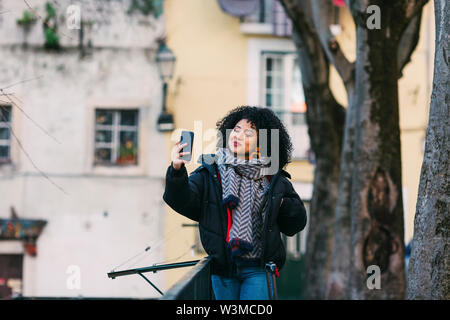 Junge Frau von selfie in Lissabon, Portugal Stockfoto