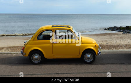 Klassischen gelben Fiat 500 Automobil an der Strandpromenade geparkt. Stockfoto