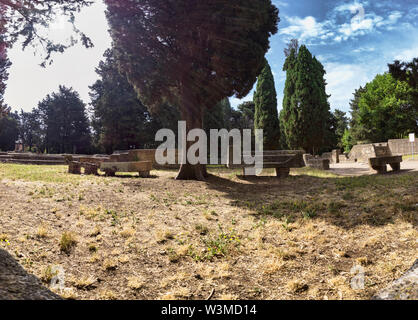 Immersive Panorama der antiken römischen Nekropole Wahrzeichen in den archäologischen Ausgrabungen von Ostia Antica mit vielen Sarkophag und Gräber-Ro Stockfoto