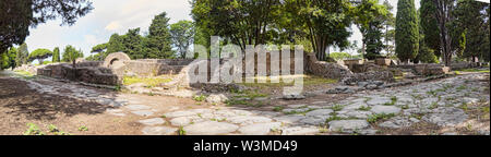 Immersive Panorama 180 Grad Ansicht von gepflasterten Weg der alten Römischen Nekropole Wahrzeichen in den archäologischen Ausgrabungen von Ostia Antica. Stockfoto