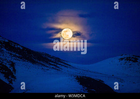 Vollmond über den Bergen in der Nacht im Bellevue, Idaho, USA Stockfoto