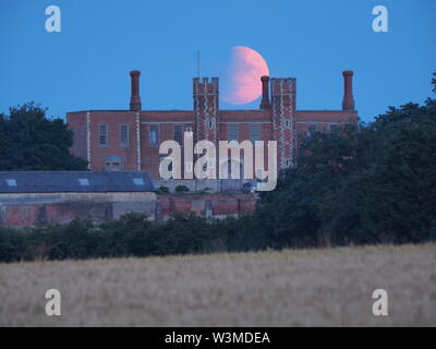 Eastchurch, Kent, Großbritannien. 16. Juli, 2019. UK Wetter: Die vollständige Buck Mond & partielle Sonnenfinsternis steigen über historische Shurland Halle in Eastchurch, Kent, wo Henry VIII. und Anne Boleyn verbrachte einen Teil ihrer Flitterwochen. Credit: James Bell/Alamy leben Nachrichten Stockfoto