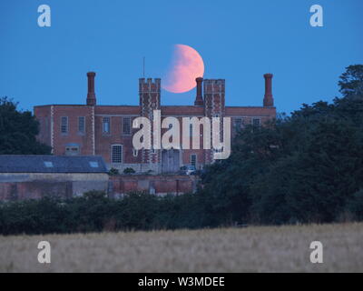 Eastchurch, Kent, Großbritannien. 16. Juli, 2019. UK Wetter: Die vollständige Buck Mond & partielle Sonnenfinsternis steigen über historische Shurland Halle in Eastchurch, Kent, wo Henry VIII. und Anne Boleyn verbrachte einen Teil ihrer Flitterwochen. Credit: James Bell/Alamy leben Nachrichten Stockfoto