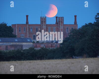 Eastchurch, Kent, Großbritannien. 16. Juli, 2019. UK Wetter: Die vollständige Buck Mond & partielle Sonnenfinsternis steigen über historische Shurland Halle in Eastchurch, Kent, wo Henry VIII. und Anne Boleyn verbrachte einen Teil ihrer Flitterwochen. Credit: James Bell/Alamy leben Nachrichten Stockfoto