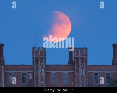 Eastchurch, Kent, Großbritannien. 16. Juli, 2019. UK Wetter: Die vollständige Buck Mond & partielle Sonnenfinsternis steigen über historische Shurland Halle in Eastchurch, Kent, wo Henry VIII. und Anne Boleyn verbrachte einen Teil ihrer Flitterwochen. Credit: James Bell/Alamy leben Nachrichten Stockfoto