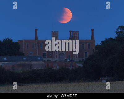 Eastchurch, Kent, Großbritannien. 16. Juli, 2019. UK Wetter: Die vollständige Buck Mond & partielle Sonnenfinsternis steigen über historische Shurland Halle in Eastchurch, Kent, wo Henry VIII. und Anne Boleyn verbrachte einen Teil ihrer Flitterwochen. Credit: James Bell/Alamy leben Nachrichten Stockfoto