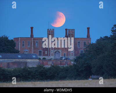 Eastchurch, Kent, Großbritannien. 16. Juli, 2019. UK Wetter: Die vollständige Buck Mond & partielle Sonnenfinsternis steigen über historische Shurland Halle in Eastchurch, Kent, wo Henry VIII. und Anne Boleyn verbrachte einen Teil ihrer Flitterwochen. Credit: James Bell/Alamy leben Nachrichten Stockfoto