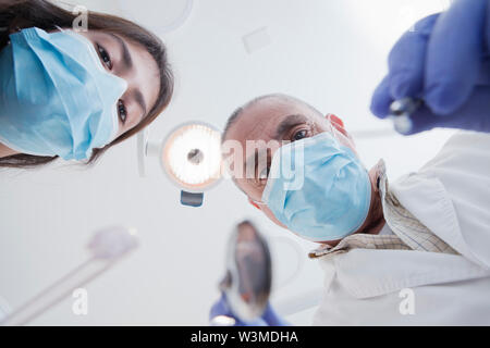 Ansicht direkt unter Zahnarzthelfer und Zahnarzt bei der Prüfung Stockfoto